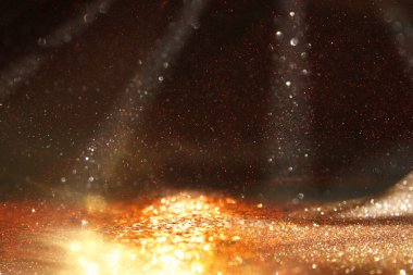 Soyut altın ve siyah parıltılı ışıkların arkaplanı. Odaklanamadı