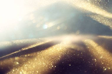 Soyut altın ve siyah parıltılı ışıkların arkaplanı. Odaklanamadı