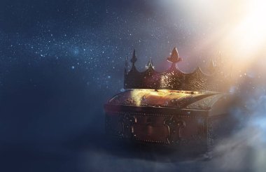 Altın hazine sandığının üzerinde güzel bir kraliçe ya da kral tacı resmi. Eski model filtrelenmiş. fantezi ortaçağ dönemi