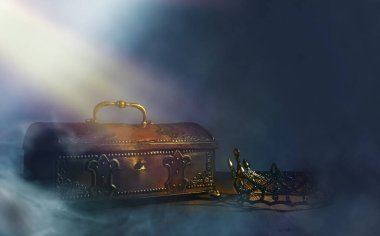 Altın hazine sandığının üzerinde güzel bir kraliçe ya da kral tacı resmi. Eski model filtrelenmiş. fantezi ortaçağ dönemi