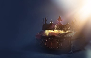 Altın hazine sandığının üzerinde güzel bir kraliçe ya da kral tacı resmi. Eski model filtrelenmiş. fantezi ortaçağ dönemi