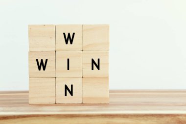 Tahta küplerle yazı kazan-kazan durumu. Strateji ve iş konsepti