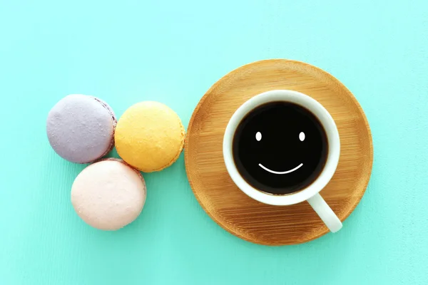 Чашка Кофе Красочный Макарон Счастливым Лицом Фоне Мятного Дерева — стоковое фото