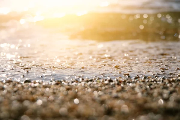 Фоновое Изображение Песчаного Пляжа Океанских Волн Яркими Огнями Боке — стоковое фото