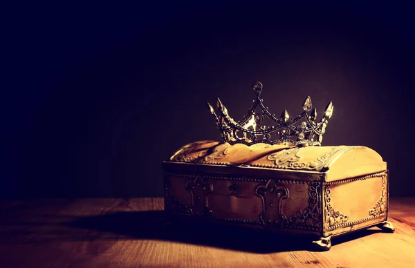 金の宝箱の上に美しい女王や王の王冠の低キーイメージ ヴィンテージフィルター ファンタジー中世 — ストック写真
