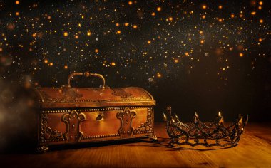 Altın hazine sandığının üzerinde güzel bir kraliçe ya da kral tacı resmi. Eski model filtrelenmiş. fantezi ortaçağ dönemi