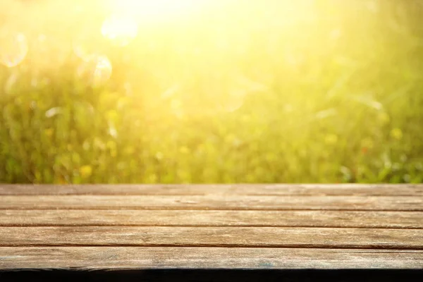 Leerer Rustikaler Tisch Vor Ländlichem Hintergrund Produktpräsentation Und Picknickkonzept — Stockfoto