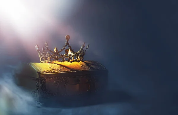 Низкий Ключевой Образ Красивой Королевы Короны Над Золотым Сундуком Сокровищ — стоковое фото
