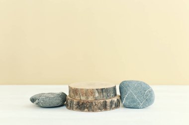 ürün gösterimi konsepti. Bej arka planda ahşap şekilli en küçük sahne