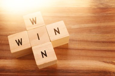 Tahta küplerle yazı kazan-kazan durumu. Strateji ve iş konsepti