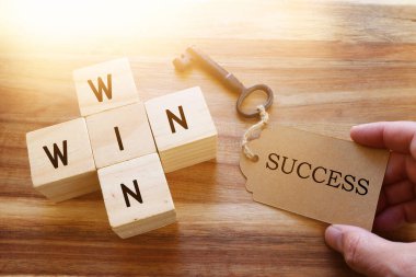 Tahta küplerle yazı kazan-kazan durumu. Strateji ve iş konsepti