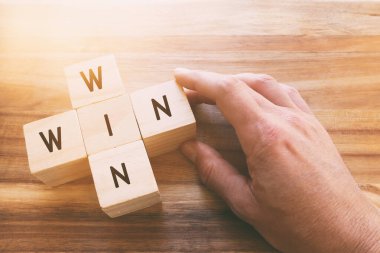 Tahta küplerle yazı kazan-kazan durumu. Strateji ve iş konsepti