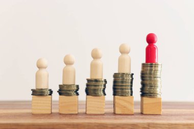 Yığılmış bozuk paralarla dolu tahta küpler. büyüme ve başarı kavramı