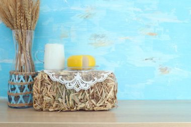 Süt ürünleri, ekinler ve saman yığınlarının ahşap zemin üzerindeki görüntüsü. Yahudi bayramının sembolleri - Shavuot