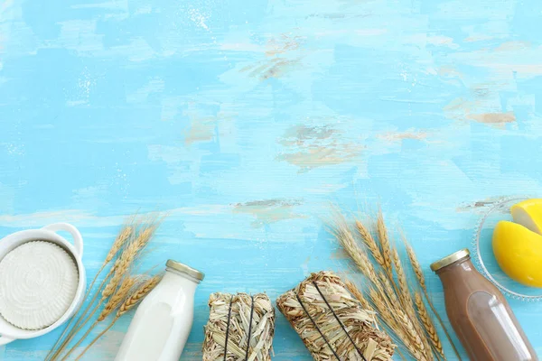 Süt Ürünlerinin Mavi Ahşap Arka Plandaki Iyi Görüntüsü Yahudi Bayramının — Stok fotoğraf