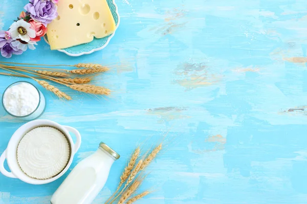 Süt Ürünlerinin Mavi Ahşap Arka Plandaki Iyi Görüntüsü Yahudi Bayramının — Stok fotoğraf