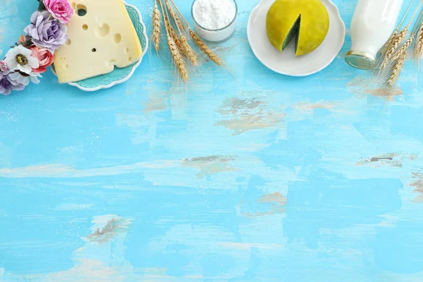 Foto Von Oben Mit Milchprodukten Vor Blauem Holzhintergrund Symbole Des — Stockfoto