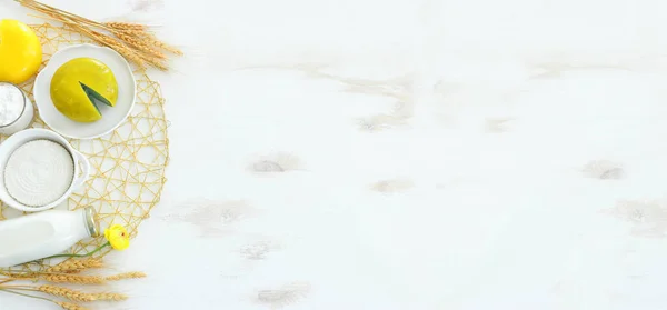 Вид Зверху Фото Молочних Продуктів Білому Дерев Яному Фоні Символи — стокове фото