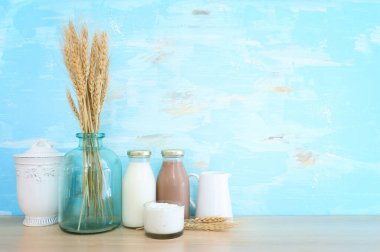 Mandıra ürünlerinin mavi ahşap arka planda fotoğrafı. Yahudi bayramının sembolleri - Shavuot