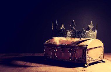 Altın hazine sandığının üzerinde güzel bir kraliçe ya da kral tacı resmi. Eski model filtrelenmiş. fantezi ortaçağ dönemi