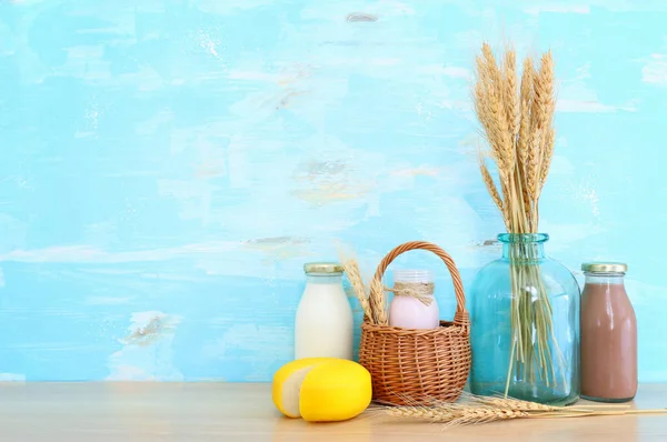Foto Von Milchprodukten Über Tisch Und Blauem Holzhintergrund Symbole Des — Stockfoto