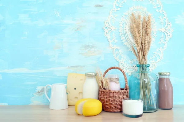 Foto Produtos Lácteos Sobre Mesa Fundo Madeira Azul Símbolos Férias — Fotografia de Stock