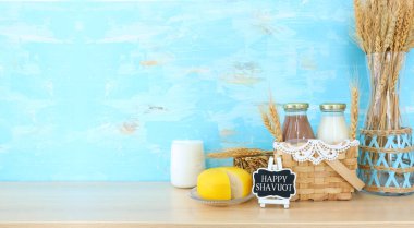 Süt ürünleri ve mahsullerin ahşap arka plandaki görüntüsü. Yahudi bayramının sembolleri - Shavuot