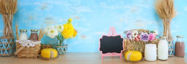 Süt ürünleri ve mahsullerin ahşap arka plandaki görüntüsü. Yahudi bayramının sembolleri - Shavuot