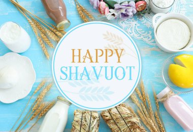 Süt ürünlerinin mavi ahşap arka plandaki en iyi görüntüsü. Yahudi bayramının sembolleri - Shavuot
