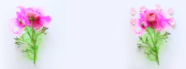 Artistik mürekkep arkaplanındaki Buttercup çiçeğinin yaratıcı görüntüsü. Kopyalama alanı olan üst görünüm