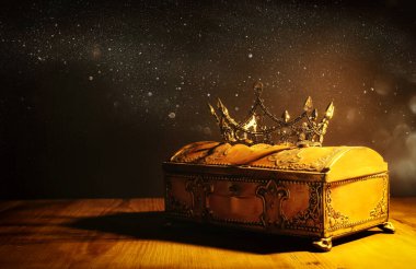 Altın hazine sandığının üzerinde güzel bir kraliçe ya da kral tacı resmi. Eski model filtrelenmiş. fantezi ortaçağ dönemi