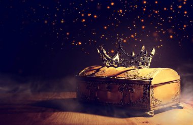 Altın hazine sandığının üzerinde güzel bir kraliçe ya da kral tacı resmi. Eski model filtrelenmiş. fantezi ortaçağ dönemi