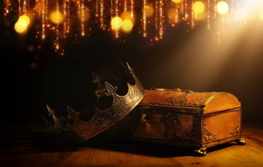 Altın hazine sandığının üzerinde güzel bir kraliçe ya da kral tacı resmi. Eski model filtrelenmiş. fantezi ortaçağ dönemi