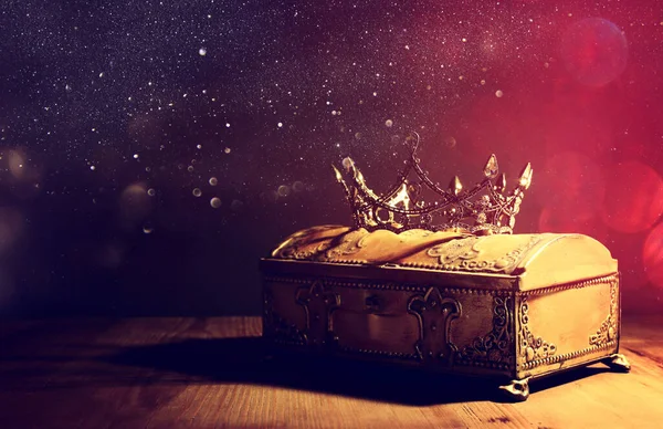 Altın hazine sandığının üzerinde güzel bir kraliçe ya da kral tacı resmi. Eski model filtrelenmiş. fantezi ortaçağ dönemi