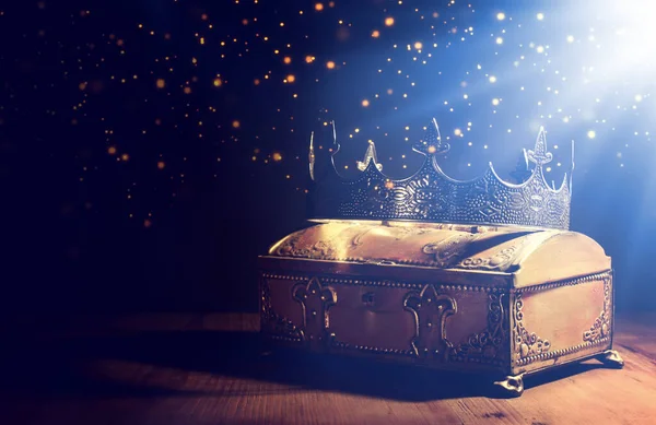 Low Key Image Beautiful Queen King Crown Gold Treasure Chest — Stock Photo, Image