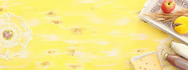 黄色の木製の背景に乳製品のトップビューの写真 ユダヤ教の祝日のシンボル Shavuot — ストック写真