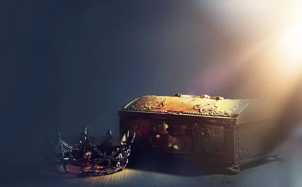 Low Key Image Beautiful Queen King Crown Gold Treasure Chest — Stock Photo, Image