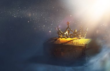 Altın hazine sandığının üzerinde güzel bir kraliçe ya da kral tacı resmi. Eski model filtrelenmiş. fantezi ortaçağ dönemi