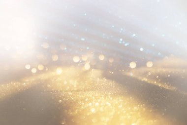 Pırıl pırıl ışıklar arka plan. Gümüş, altın ve beyaz. Odaklanmamış