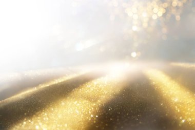 Pırıl pırıl ışıklar arka plan. Gümüş, altın ve beyaz. Odaklanmamış