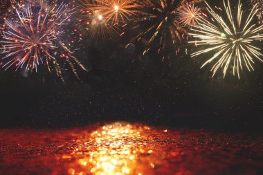 Havai fişeklerle soyut siyah ve altın parıltılı arka plan. Noel arifesi, 4 Temmuz bayramı konsepti.