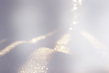 Pırıl pırıl ışıklar arka plan. Gümüş, altın ve beyaz. Odaklanmamış