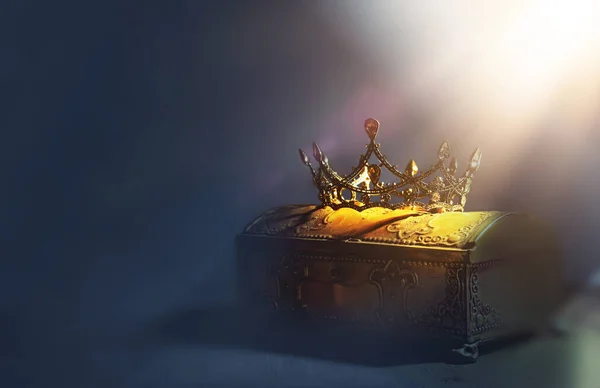 Altın Hazine Sandığının Üzerinde Güzel Bir Kraliçe Kral Tacı Resmi — Stok fotoğraf