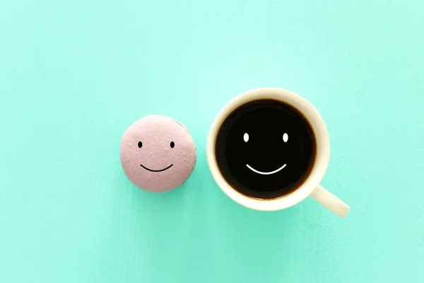 Чашка Кофе Красочный Макарон Счастливым Лицом Фоне Мятного Дерева — стоковое фото