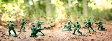 Dışarıda oyuncak askerler var.