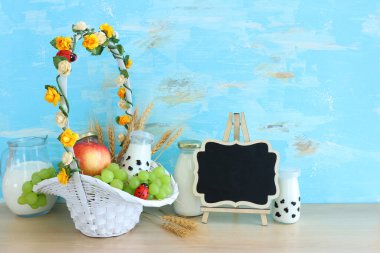 Süt ürünlerinin ahşap masa üzerindeki en iyi görüntüsü. Yahudi bayramının sembolleri - Shavuot