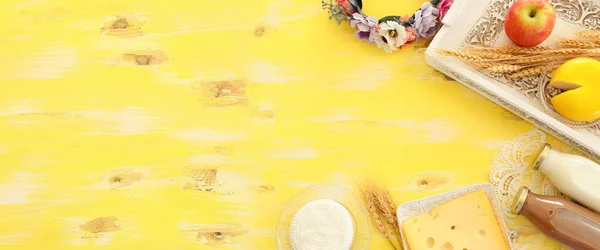 Foto Von Oben Mit Milchprodukten Auf Gelbem Holzhintergrund Symbole Des — Stockfoto