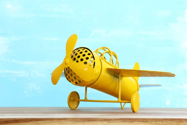 Obraz Retro Żółty Metalowy Samolot Zabawki Nad Drewnianym Stołem — Zdjęcie stockowe