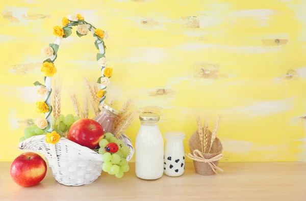 Foto Von Oben Mit Milchprodukten Über Holztisch Symbole Des Jüdischen — Stockfoto