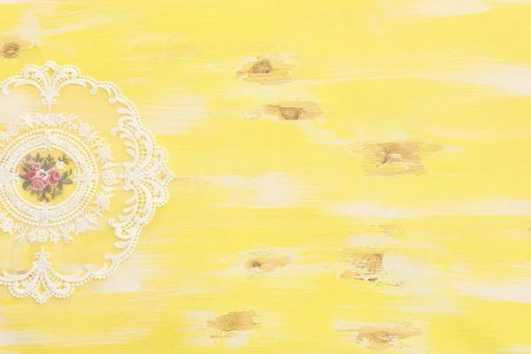 Верхний Вид Цветочной Скатерти Желтом Фоне Дерева — стоковое фото